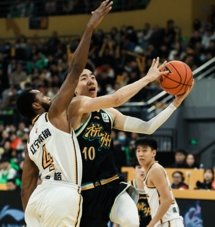 爱游戏-CBA常规赛赛后再迎强敌，阿贾克斯门线救险，主帅态度：目标明确，训练强度显著提升(阿贾克斯球迷)