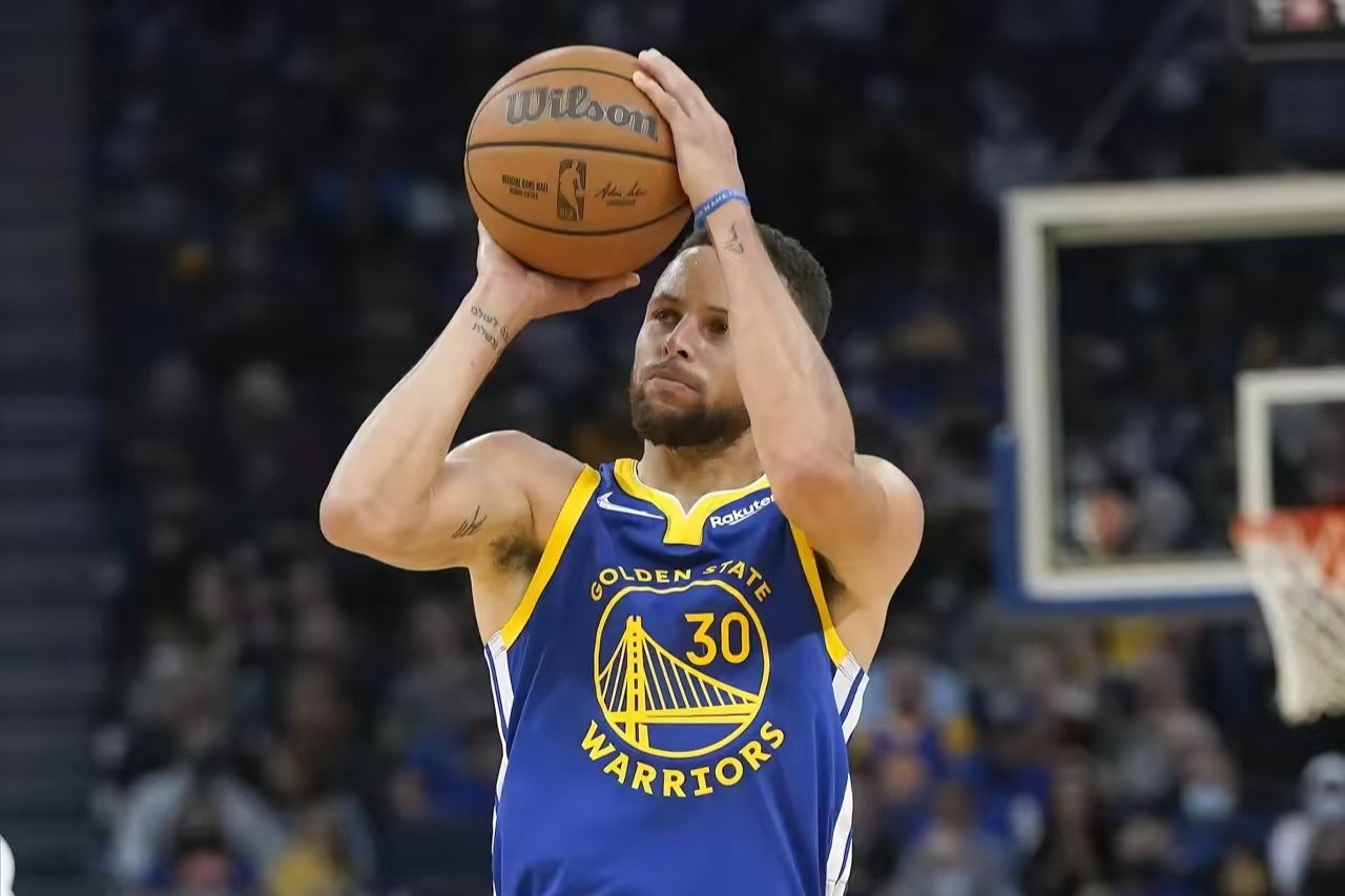 爱游戏体育-包含库里连续二十场比赛得分超过势不可挡，勇士挑战极限！的词条